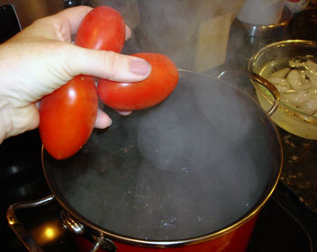 Plonger les tomates dans l'eau bouillante